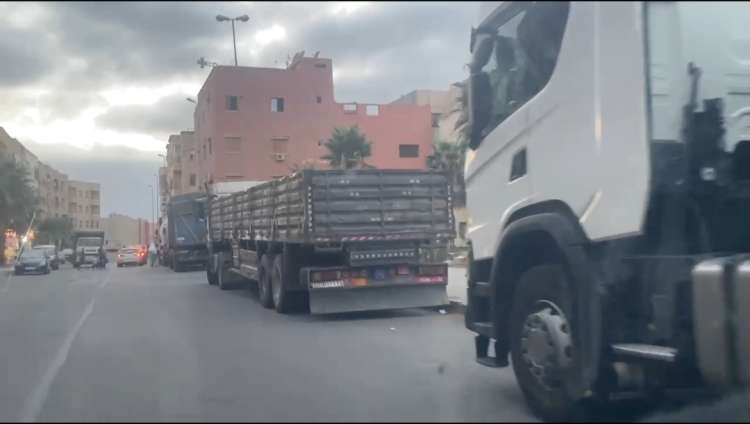 شاحنات-متوقفة-رغم-قرار-المنع2 شاحنات-متوقفة-رغم-قرار-المنع2