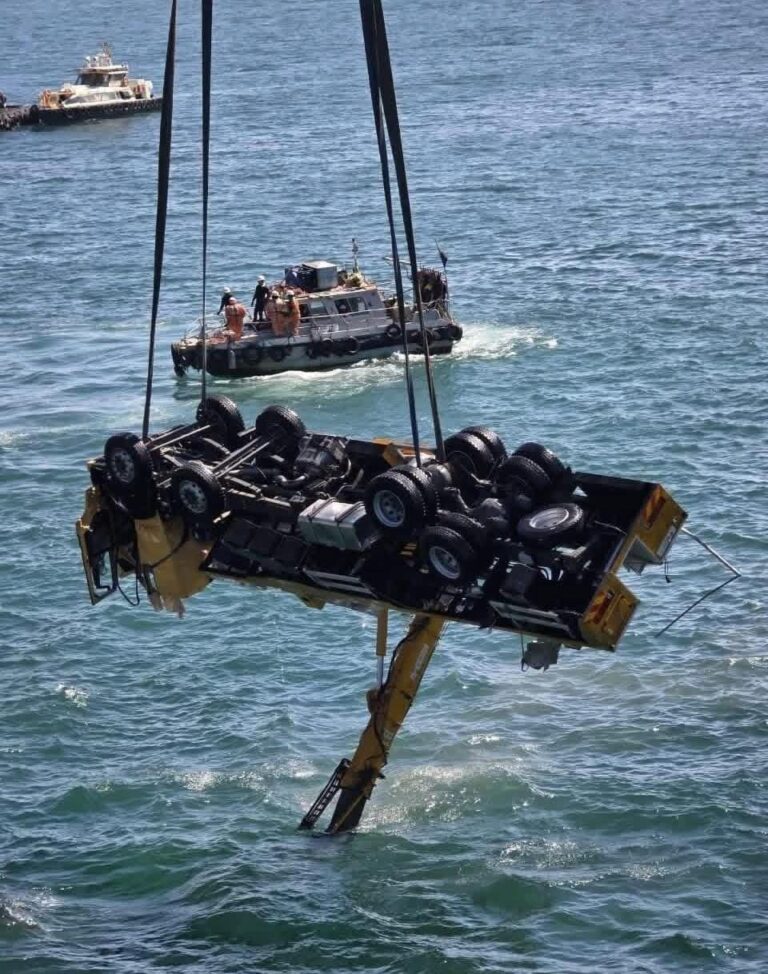 حادث مأساوي يهز ميناء العيون وفاة عاملين بسقوط شاحنة رفع في مياه المحيط