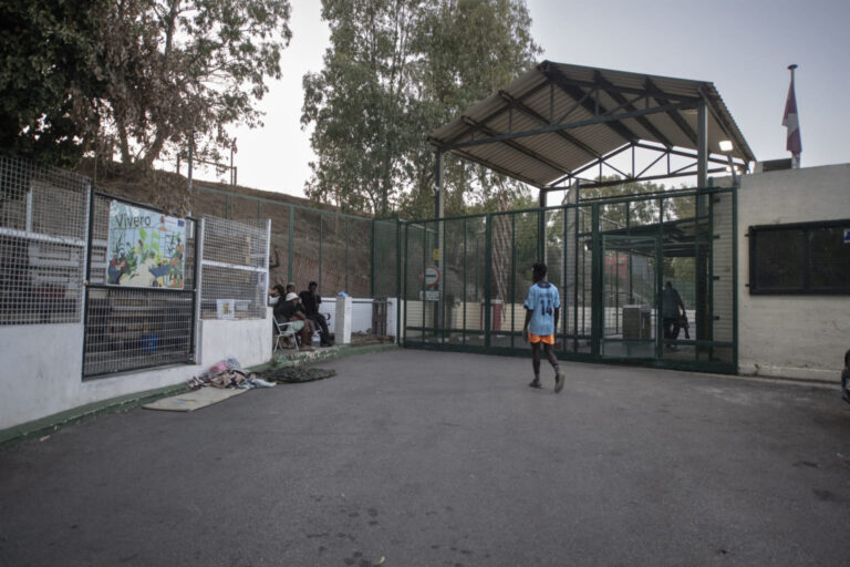 🔹 سبتة المحتلة “تختنق” بالمهاجرين ومدريد تلجأ إلى حلول مؤقتة لتخفيف الضغط على مركز الإيواء