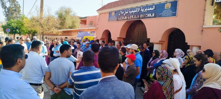وقفة احتجاجية حاشدة ببني ملال تندد بالاعتداء على المناضل طارق ياسيني وتكشف اختلالات الدخول المدرسي