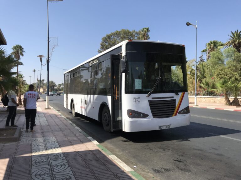 معاناة طلبة مدينة المهن والكفاءات ببني ملال مع حافلات النقل الحضري.. اكتظاظ وتأخير يفوّت عليهم الحصص الدراسية