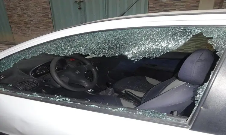 بني ملال.. مختل عقلي يهاجم سيارات الأمن ويثير قلق الساكنة