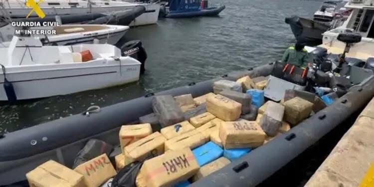 تفكيك شبكة دولية لتهريب المخدرات بين سبتة والجزيرة الخضراء.. اعتقال 15 شخصًا ومصادرة أطنان من الحشيش