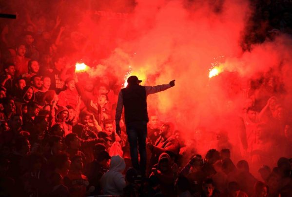 حجارة وشهب اصطناعية في شجار بين مشجعين.. الأمن يتدخل بسرعة بالدار البيضاء