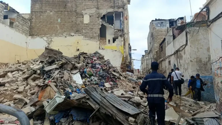 الدار البيضاء..مصرع شخصين في انهيار منزل من أربعة طوابق