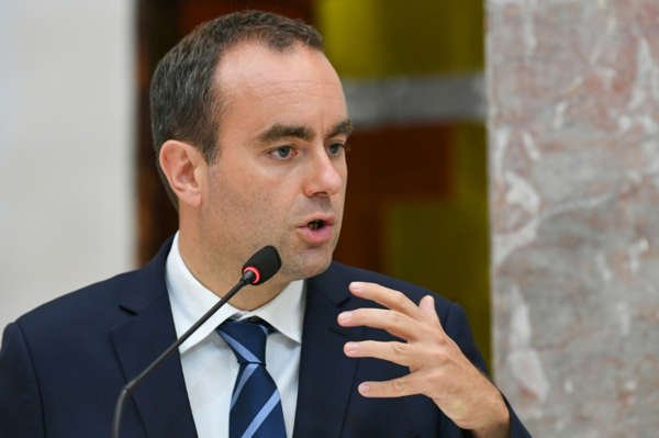 لوكورنو يعود بـ“حكومة الإنقاذ” وسط عاصفة سياسية تهدد بقاء ماكرون