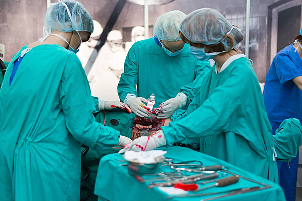 طبيب وممرضون وراء القضبان بعد وفاة سيدة خلال عملية جراحية بقلعة مكونة