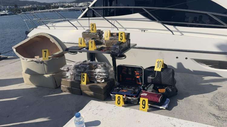 اعتقال أجانب وحجز مخدرات في يخت بمارينا سمير