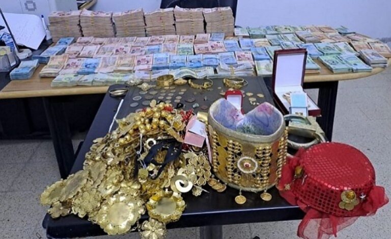 جمارك الناظور تفكّك شبكة للتهريب المالي وتحجز ملايين اليوروهات داخل منزل ومحلات بزايو