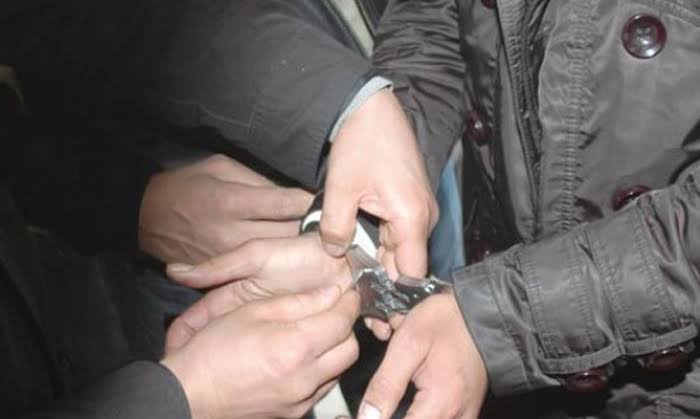 توقيف شخص متهم بالنصب على راغبين في الهجرة باستعمال عقود عمل وهمية