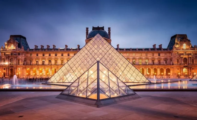 إضراب الموظفين يغلق أبواب متحف اللوفر ويعطل دخول آلاف الزوار