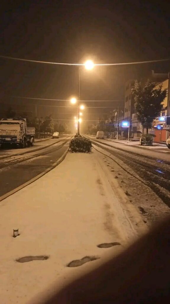 تساقطات ثلجية تُغطي جماعة أولماس بإقليم الخميسات في مشهد شتوي خالص