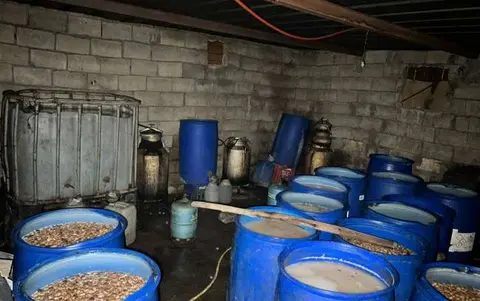 تفكيك مصنع سري لإنتاج “الماحيا” باشتوكة وحجز أزيد من 3 أطنان من المواد المخمرة