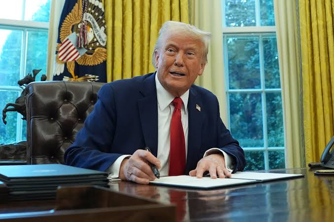 ترامب يوسع قيود الدخول إلى الولايات المتحدة لتشمل مواطني سبع دول جديدة