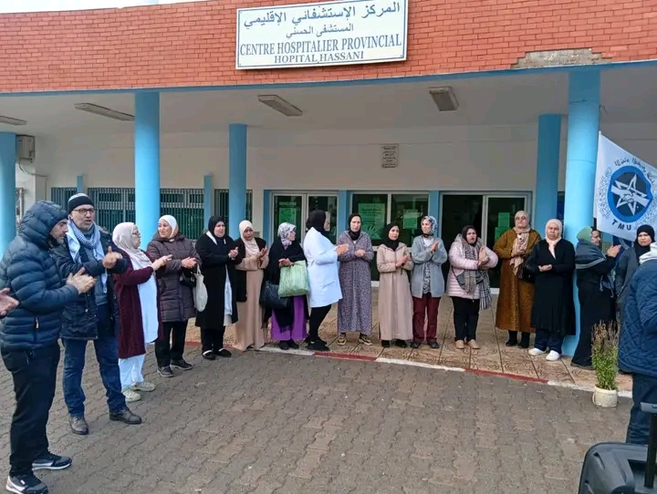 تصعيد متواصل.. عمال شركات المناولة يدخلون أسبوعاً جديداً من الاحتجاج أمام إدارة المستشفى الحسني بالناظور