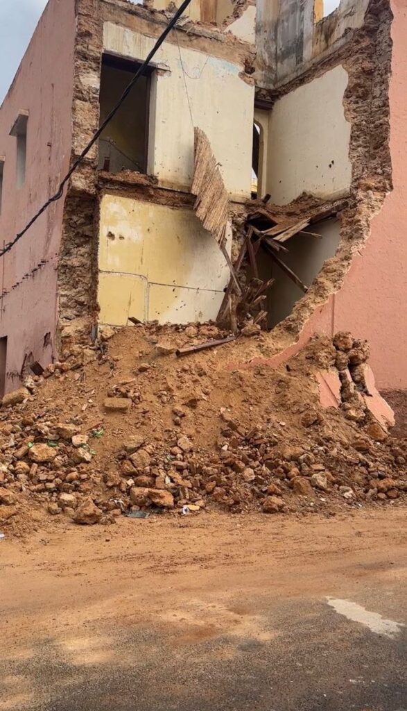 هدم غير مكتمل لبناية بشارع محمد الخامس ببني ملال يثير مخاوف تتعلق بالسلامة