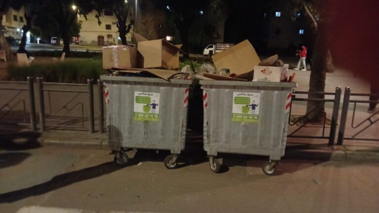 بين الواقع والمواقع: الحقيقة وراء تراكم الأزبال في الحي الحسني