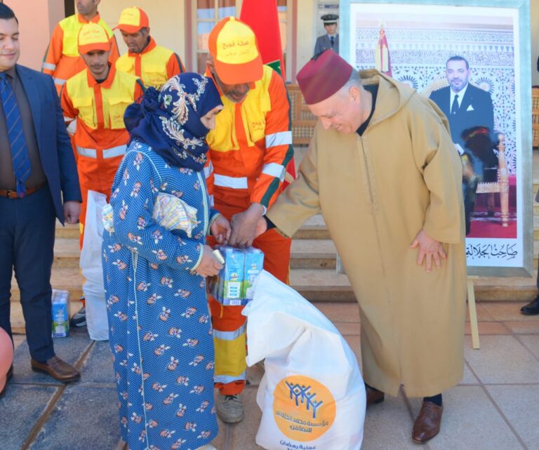 تحت إشراف السيد عامل صاحب الجلالة علی اقليم فجيج وبتنفيذ التعليمات الملكية السامية توزيع قفة الرمضانية لفائدة الأسر المعوزة .
