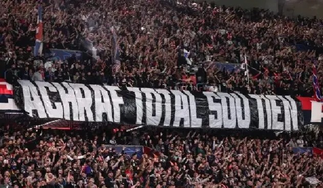 أنصار Paris Saint-Germain يجددون دعمهم لـAchraf Hakimi