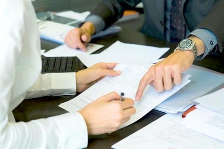 مفتشية المالية تفتح تحقيقًا في شبهات ضمانات بنكية مزورة بصفقات عمومية