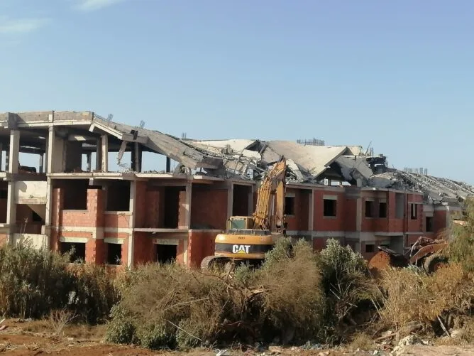 هدم 19 شقة ببوزنيقة بسبب خروقات في التعمير وسط تشديد الرقابة على القطاع