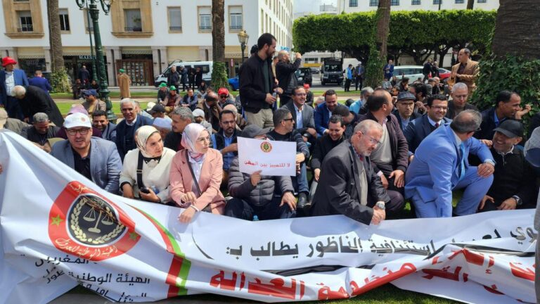 عدول المغرب يصعّدون أمام البرلمان… وحضور وازن لعدول الناظور في قلب الاحتجاج ضد القانون 16.22