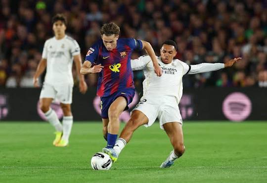 برشلونة يتوج بلقب الدوري الإسباني للمرة 29 بعد حسم الكلاسيكو أمام ريال مدريد