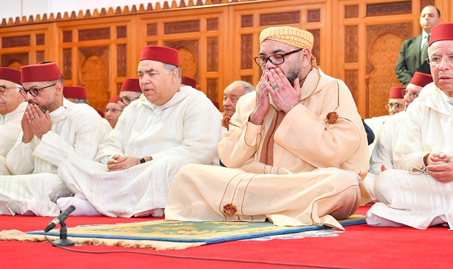 SM le Roi, Amir Al-Mouminine accomplit la prière du Vendredi à Agadir