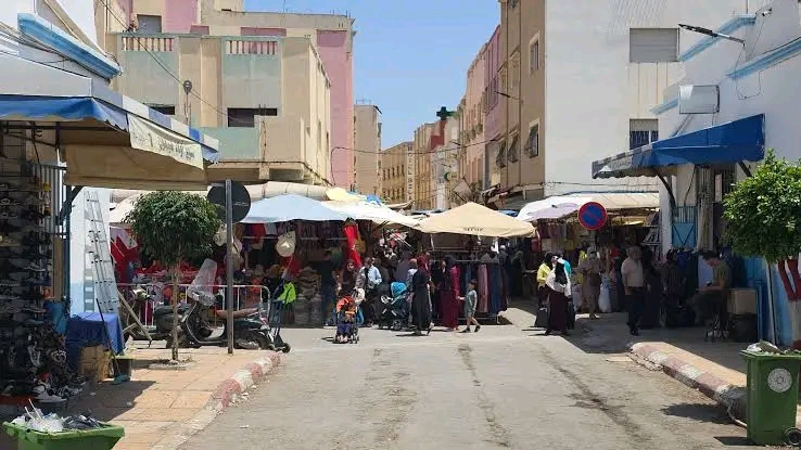 تجار سوق أولاد ميمون بالناظور يصعدون احتجاجهم للمطالبة بفك العزلة عن السوق