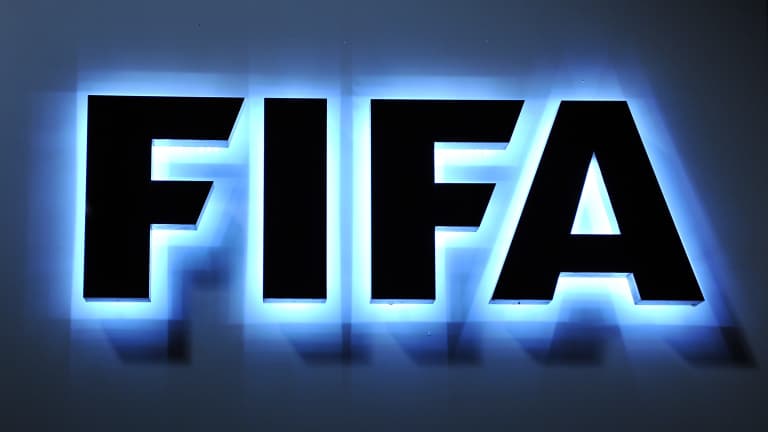 تعديلات تحكيمية جديدة في كأس العالم.. “الفيفا” يشدد العقوبات ويعزز دور تقنية الفيديو
