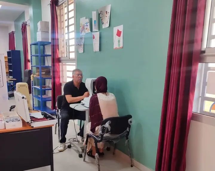 إقليم الحسيمة.. قافلة طبية لفائدة تلاميذ الثانوية التأهيلية فاطمة الفهرية للكشف عن اضطرابات البصر