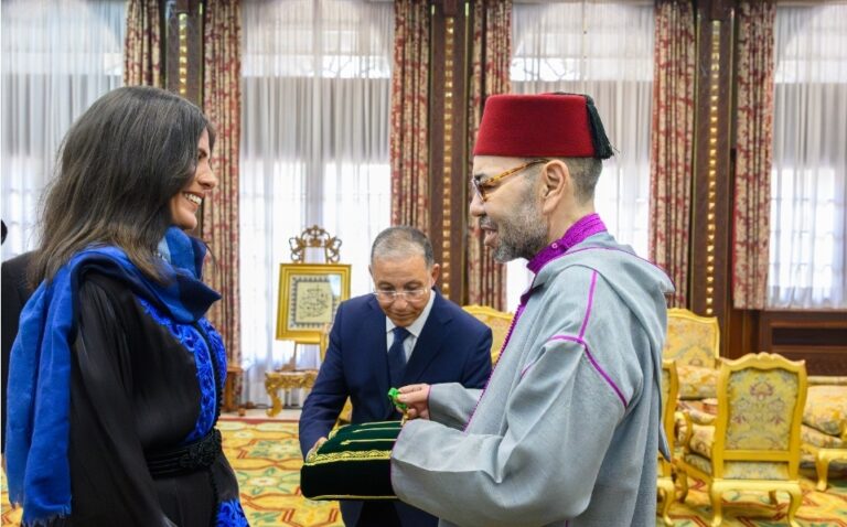 الملك محمد السادس يوشح المتسلقة نوال صفنضلة بعد إنجازها العالمي في جبال الهيمالايا