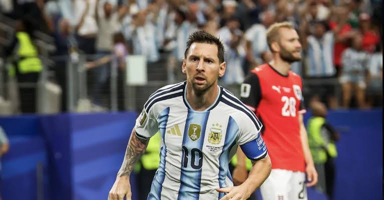 ميسي يكتب التاريخ ويقود الأرجنتين إلى ثمن نهائي المونديال بثنائية في شباك النمسا