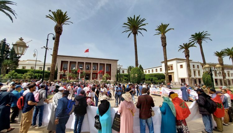 تنسيقية ضحايا زلزال الحوز تنقل احتجاجها إلى البرلمان للمطالبة بتسوية ملفات الدعم