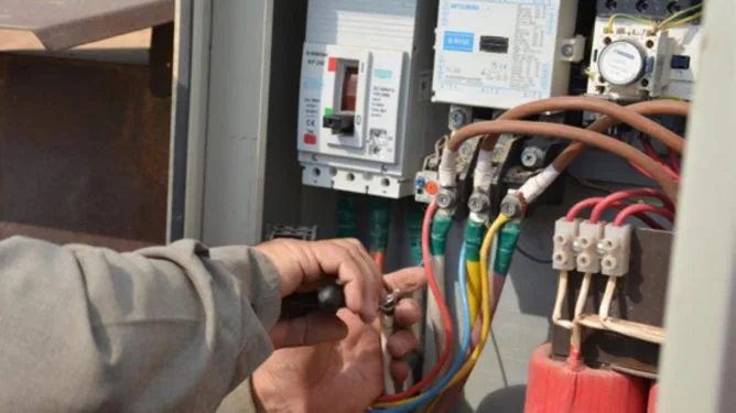 تشديد إجراءات الربط بالكهرباء لضبط مخالفات البناء بضواحي الدار البيضاء