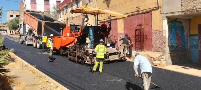 تيفلت.. أشغال تبليط شوارع بحي الأمل تتواصل لتحسين البنية التحتية والرفع من جودة العيش