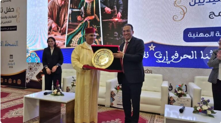 السعدي يؤكد من الجهة الشرقية دعم الدولة للصناعة التقليدية ويشرف على تتويج حرفيين بخبرة مهنية معترف بها