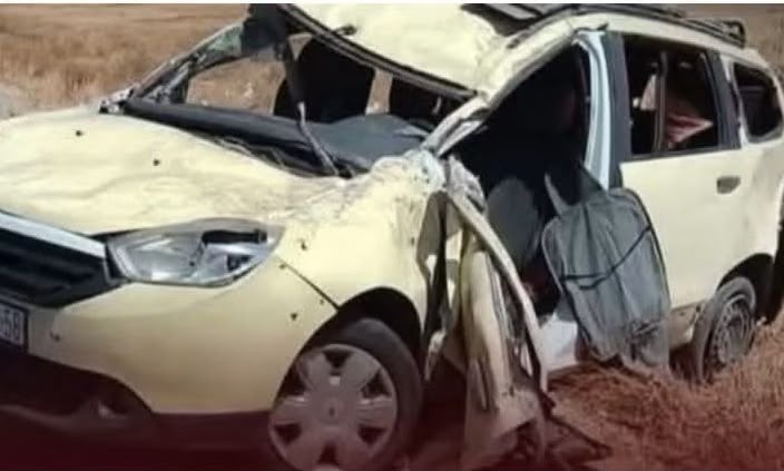 فاجعة على طريق سطات – البروج.. وفاة سيدة وإصابة عدد من الركاب في انقلاب سيارة أجرة كبيرة