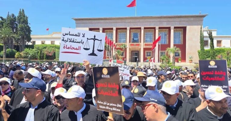 المحامون يتجهون إلى اعتصام مفتوح أمام البرلمان رفضًا لمشروع قانون المهنة