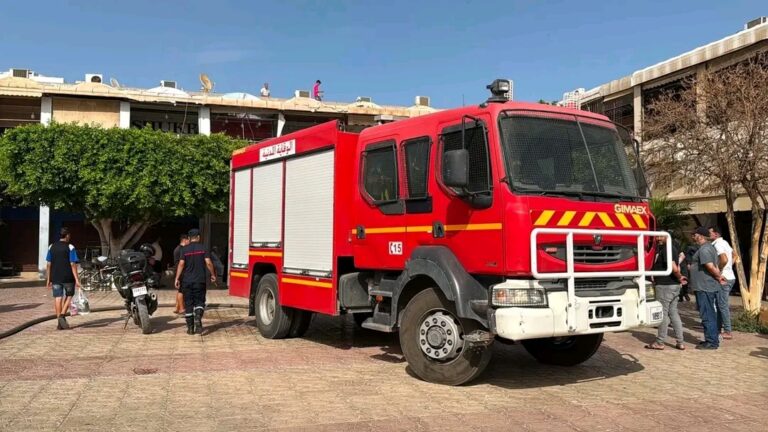 حريق داخل محل لبيع الألبسة بالمركب التجاري بالناظور يخلف خسائر مادية دون إصابات
