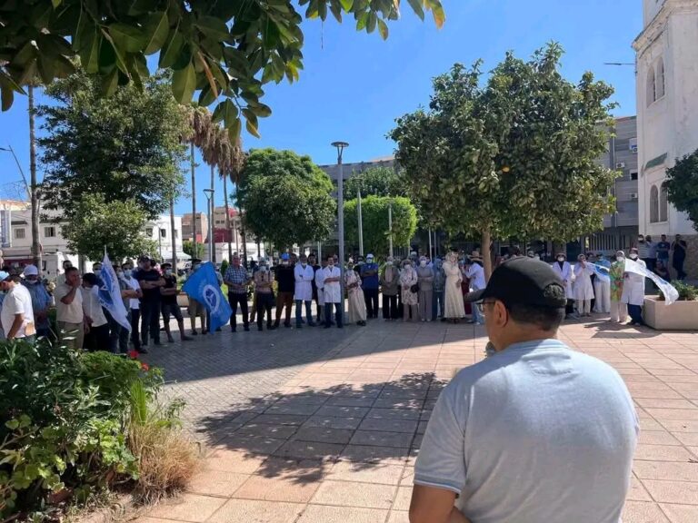 الناظور.. نقابة الصحة تعلن حمل الشارة الحمراء احتجاجا على حاويات النفايات قرب مركز تشخيص داء السل