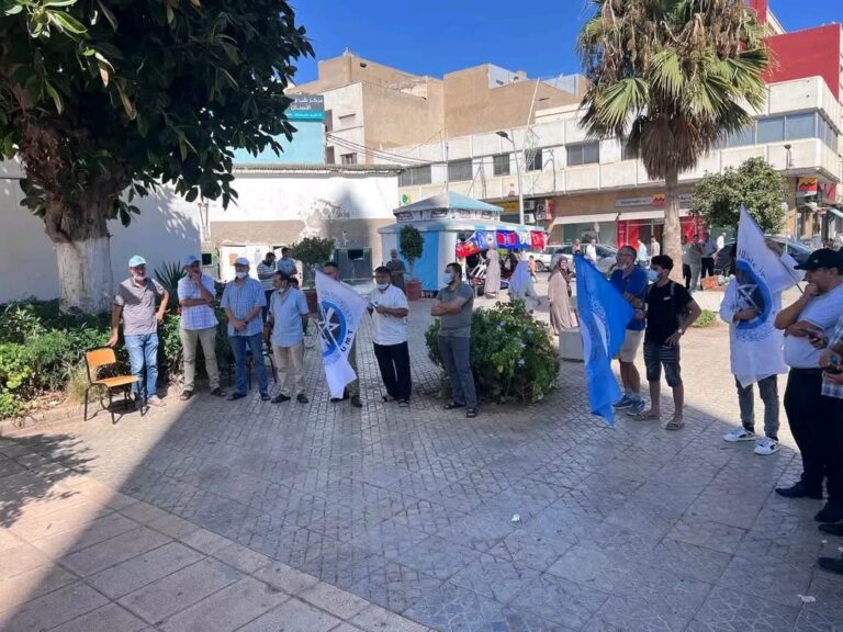 نقابة الصحة تحتج بالناظور رفضًا لوضع حاويات النفايات بمحاذاة مركز تشخيص السل