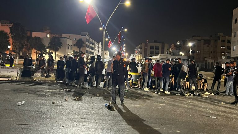 توقيف 56 شخصاً بالناظور بعد أحداث معبر بني أنصار.. والتحقيقات تمتد إلى أعمال الشغب ومحاولات العبور