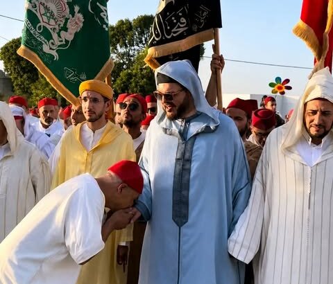 صور تقبيل يد ورجل شيخ صوفي تثير الجدل.. والزاوية العجيبية توضح موقفها