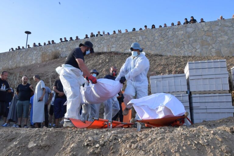 سبتة.. دفن 12 مهاجراً بعد التعرف على هوياتهم وسط جدل حول نقل الجثامين إلى المغرب