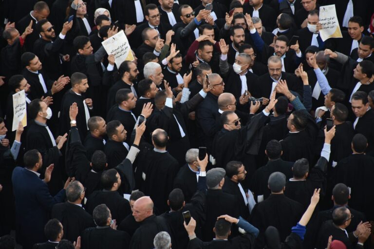 المحامون يمددون التوقف عن العمل رغم دخول قانون المهنة الجديد حيز التنفيذ