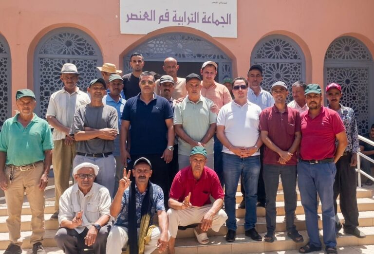 حوار اجتماعي مسؤول بجماعة فم العنصر، لمكتب النقابي للعمال العرضيين يطرح ملفه المطلبي ورئيس الجماعة يؤكد الانفتاح على الحوار.