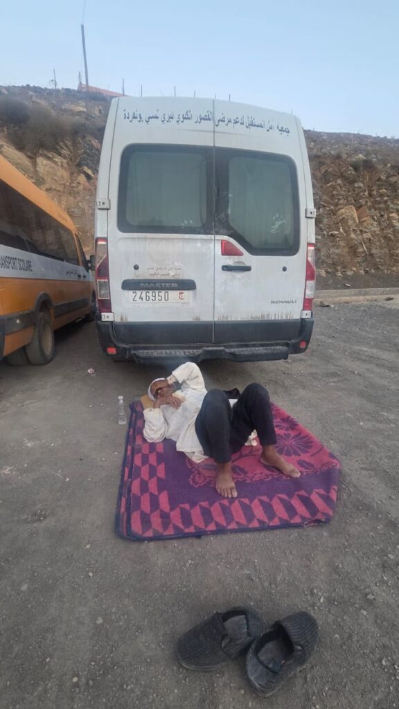 واش فخبار السيد الوالي !.. سيارة نقل المرضى بقيادة تيزي نسلي إقليم بني ملال ممولة من المال العام تنقل مرضى وتترك آخرين خلفها.. هل أصبحت معاناة مرضى القصور الكلوي رهينة الصراعات المحلية؟؟