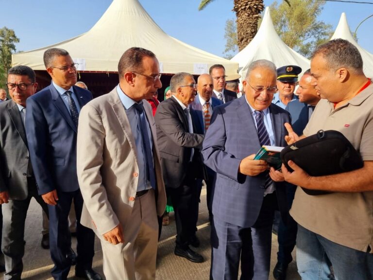 عامل إقليم الخميسات يواكب خدمات الإنصات والتوجيه لفائدة مغاربة العالم