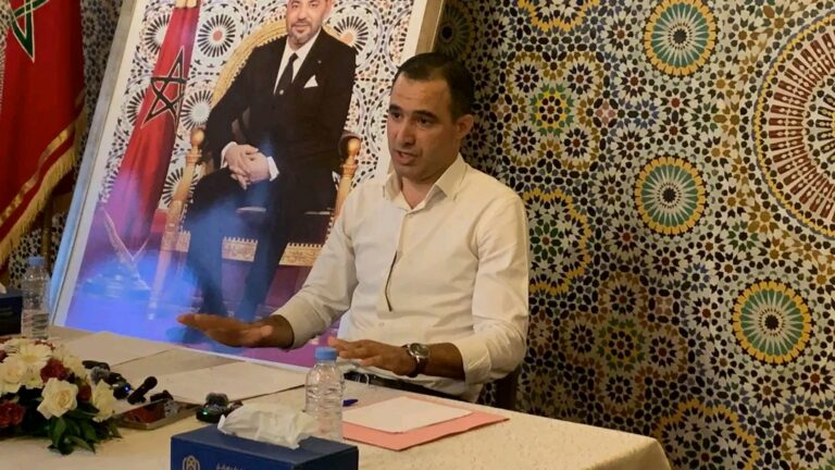 محمدي توحتوح يقدم نموذجاً في التواصل السياسي ويدعو إلى ترسيخ قيم الشفافية والمساءلة